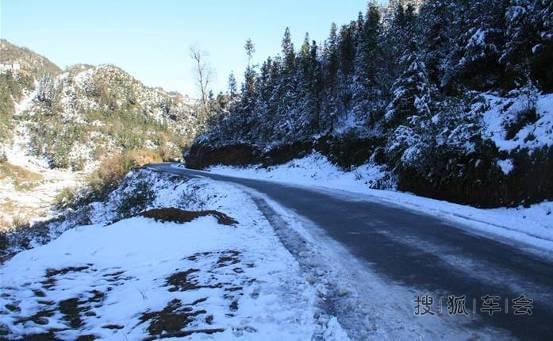 山路下雪路面结冰的开车的注意事项(山路下雪路面结冰怎么开车)