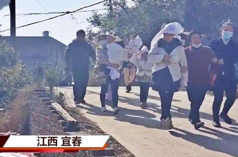 21年，江西8孩夫妻洗澡时意外身亡，政府：每人每月1200养到18岁